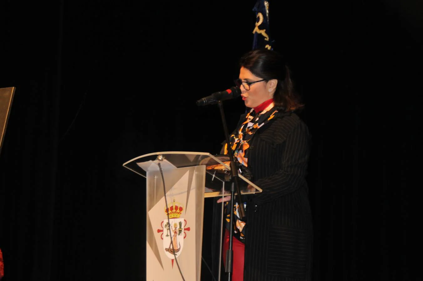 La autora del cartel,Nuria Barrera, el presidente de la Junta de Cofradías, el alcalde de Jerez, el Hermano Mayor de la Cofradía de Santo Domingo de Guzmán y el párroco de la ciudad, junto al cartel que anuncia la Semana Santa de Jerez de los Caballeros 2020. 