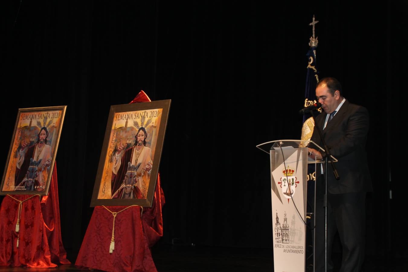 La autora del cartel,Nuria Barrera, el presidente de la Junta de Cofradías, el alcalde de Jerez, el Hermano Mayor de la Cofradía de Santo Domingo de Guzmán y el párroco de la ciudad, junto al cartel que anuncia la Semana Santa de Jerez de los Caballeros 2020. 