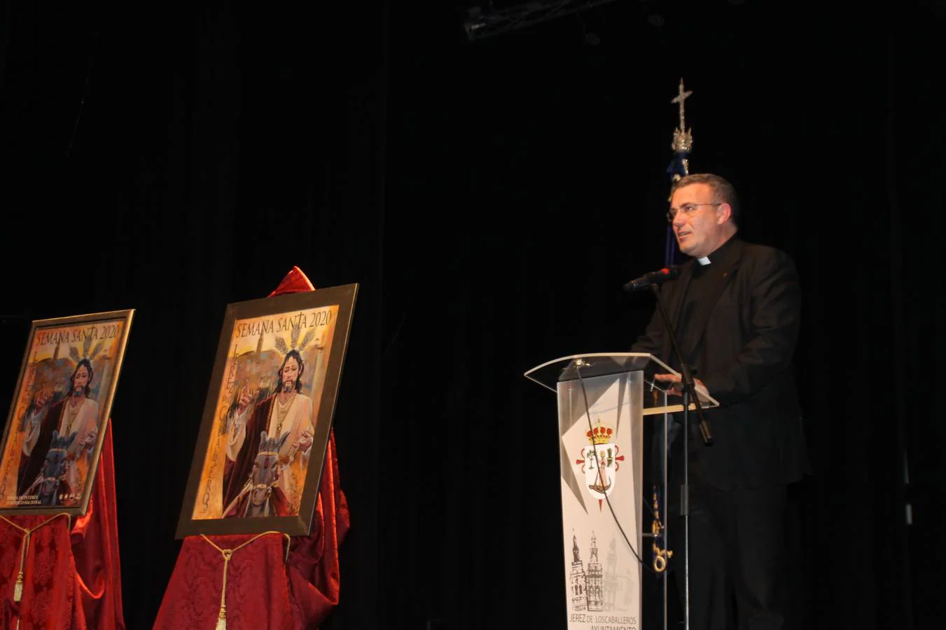 La autora del cartel,Nuria Barrera, el presidente de la Junta de Cofradías, el alcalde de Jerez, el Hermano Mayor de la Cofradía de Santo Domingo de Guzmán y el párroco de la ciudad, junto al cartel que anuncia la Semana Santa de Jerez de los Caballeros 2020. 