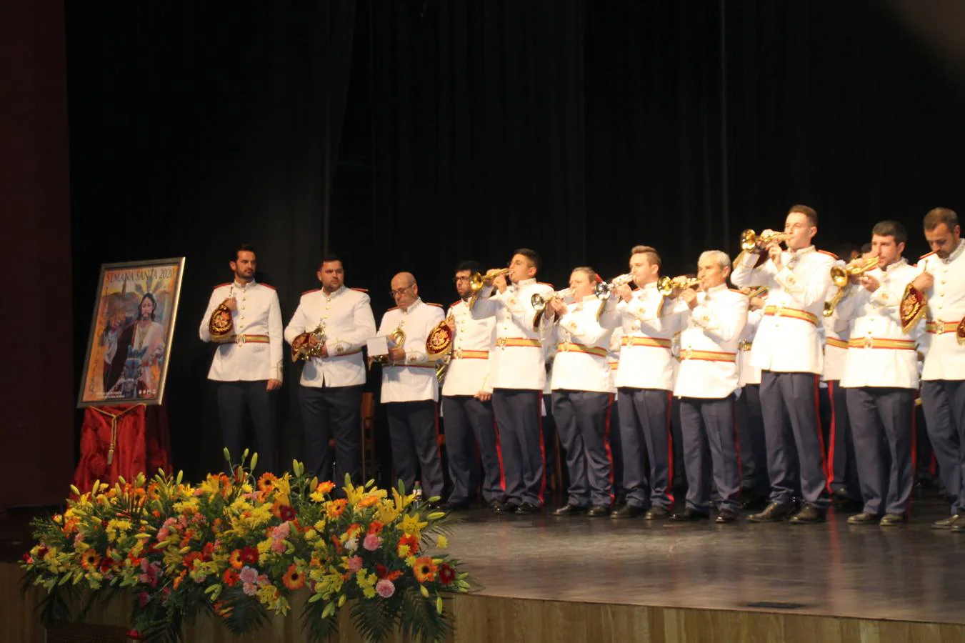 La autora del cartel,Nuria Barrera, el presidente de la Junta de Cofradías, el alcalde de Jerez, el Hermano Mayor de la Cofradía de Santo Domingo de Guzmán y el párroco de la ciudad, junto al cartel que anuncia la Semana Santa de Jerez de los Caballeros 2020. 