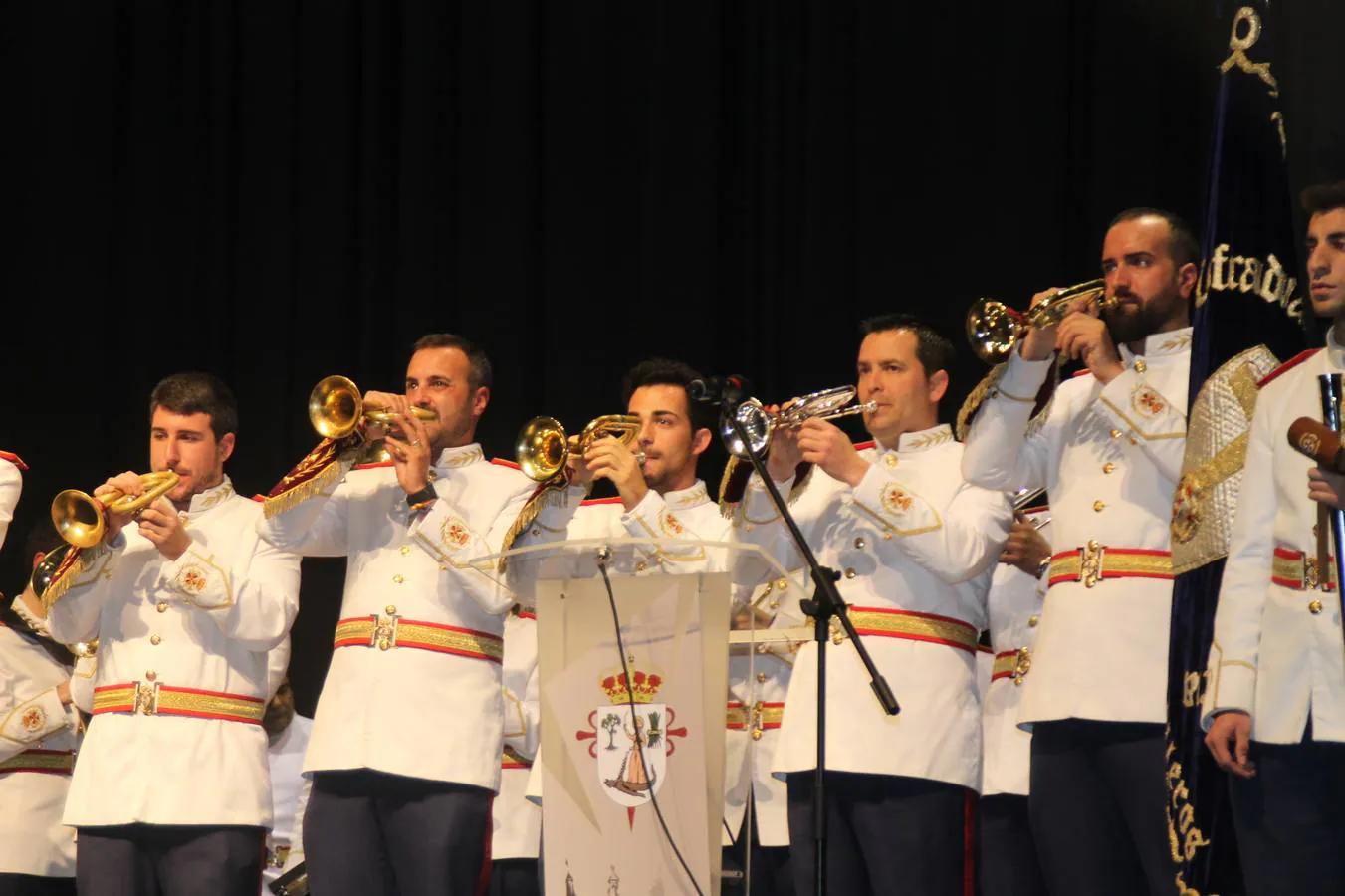 La autora del cartel,Nuria Barrera, el presidente de la Junta de Cofradías, el alcalde de Jerez, el Hermano Mayor de la Cofradía de Santo Domingo de Guzmán y el párroco de la ciudad, junto al cartel que anuncia la Semana Santa de Jerez de los Caballeros 2020. 