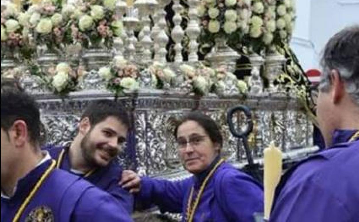 Almudena Llorente en el centro de la imagen con la túnica de la Cofradía Nuestro Padre Jesús Nazareno.