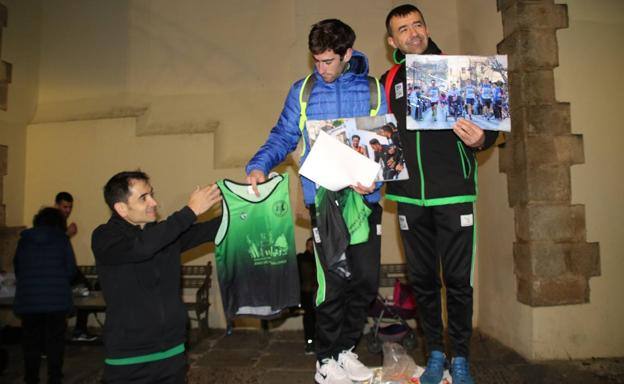 Entrega del Club de Atletismo de una equipación y fotografías a Manuel Gómez Lucas y a su entrenador, José Pérez, en la primera 'Milla Monumental' celebrada el pasado 11 de enero.