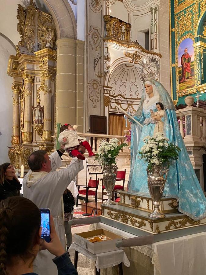 Presentación de los niños a la Virgen en la celebración de La Candelaria. 