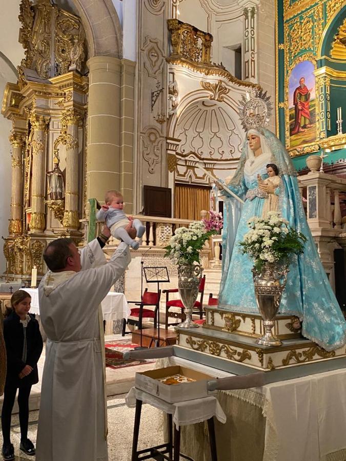 Presentación de los niños a la Virgen en la celebración de La Candelaria. 
