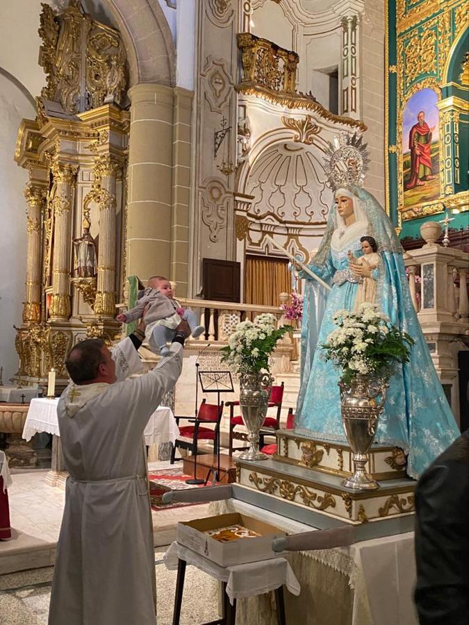 Presentación de los niños a la Virgen en la celebración de La Candelaria. 