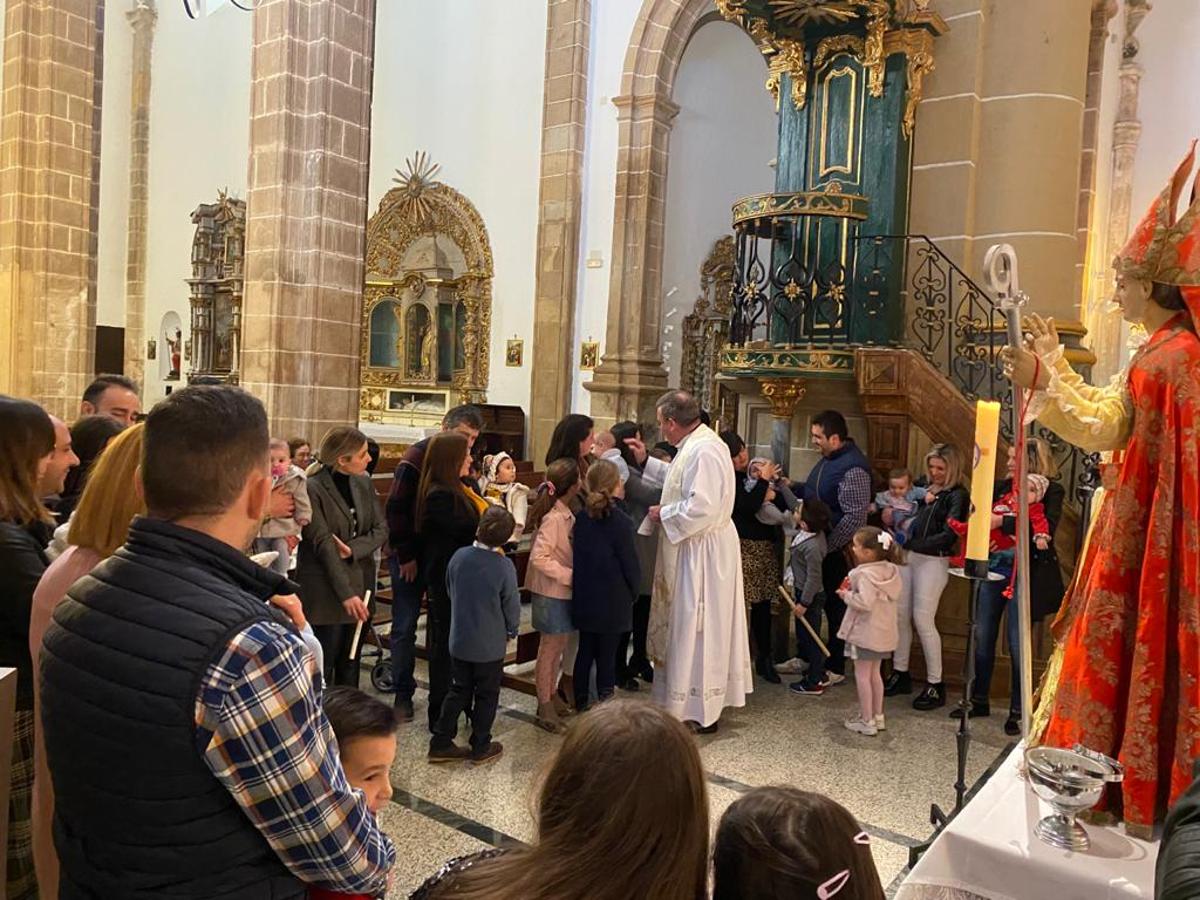 Presentación de los niños a la Virgen en la celebración de La Candelaria. 