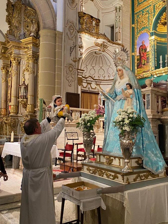 Presentación de los niños a la Virgen en la celebración de La Candelaria. 