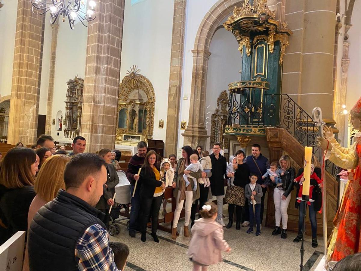 Presentación de los niños a la Virgen en la celebración de La Candelaria. 