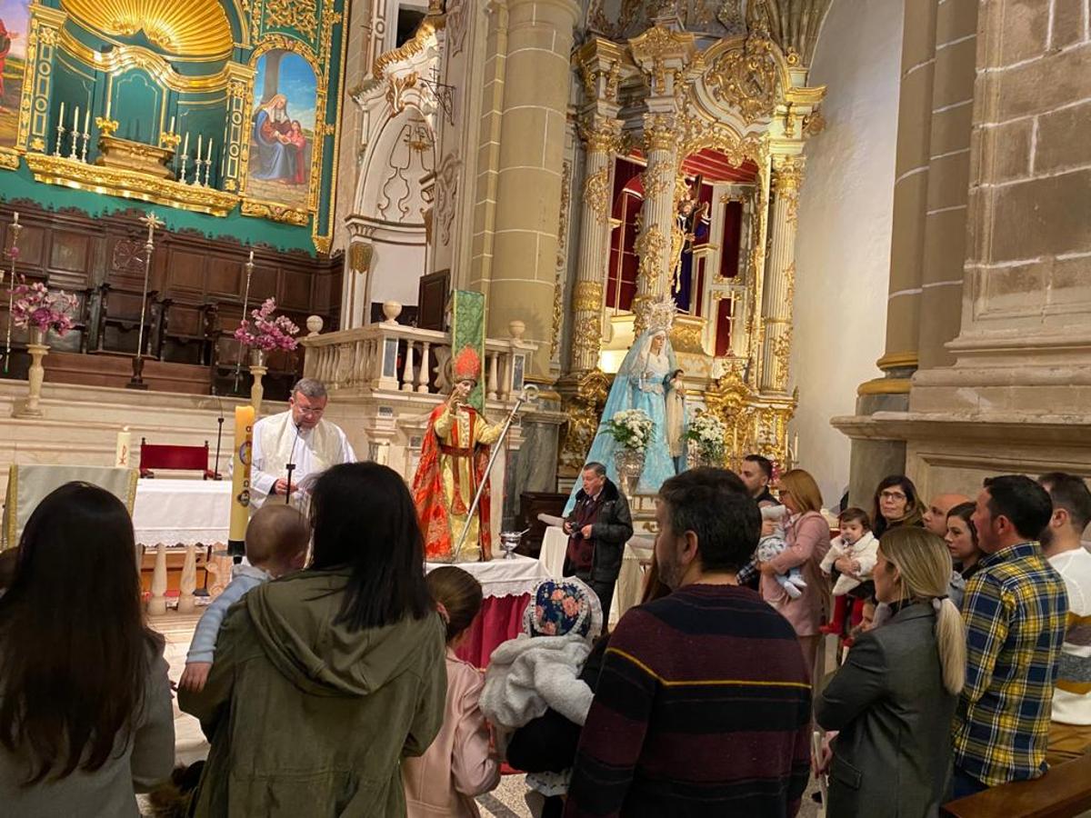 Presentación de los niños a la Virgen en la celebración de La Candelaria. 