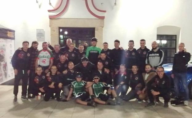 Ibon Zugasti junto a miembros del Club Ciclista de Jerez de los Caballeros y el concejal de Deportes, a las puertas del Ayuntamiento de Jerez.