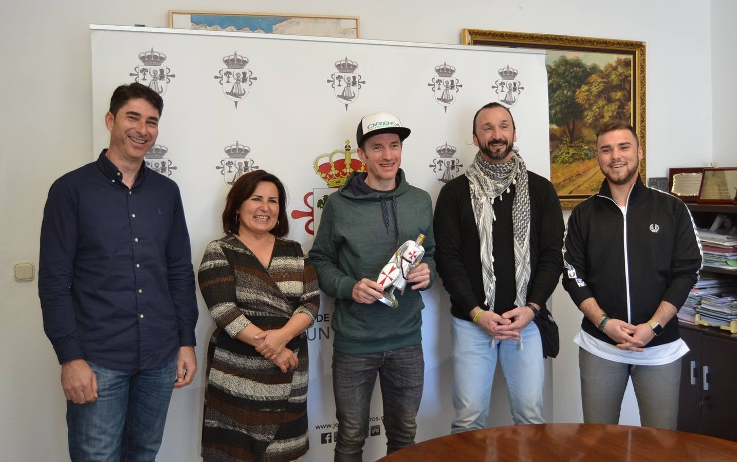 Ibon Zugasti, en el centro de la imagen, junto al alcalde de Jerez, el concejal de Deportes, la primera teniente de alcalde y el presidente del Club Ciclista de Jerez. 