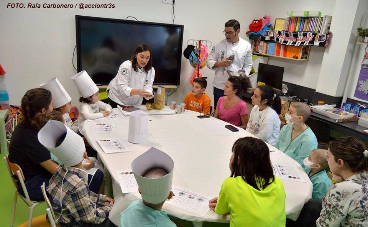 Celia Lucas y Tomás Carbonero ofrecieron una tarde muy dulce en la planta de Oncología del Materno Infantil
