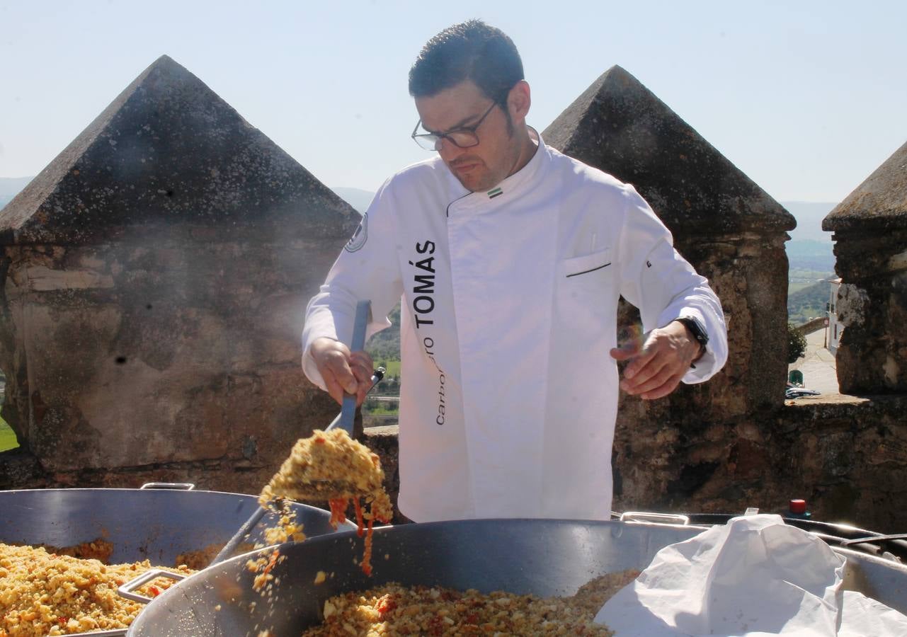 El cocinero jerezano Tomás Carbonero elaborando unas deliciosas migas.