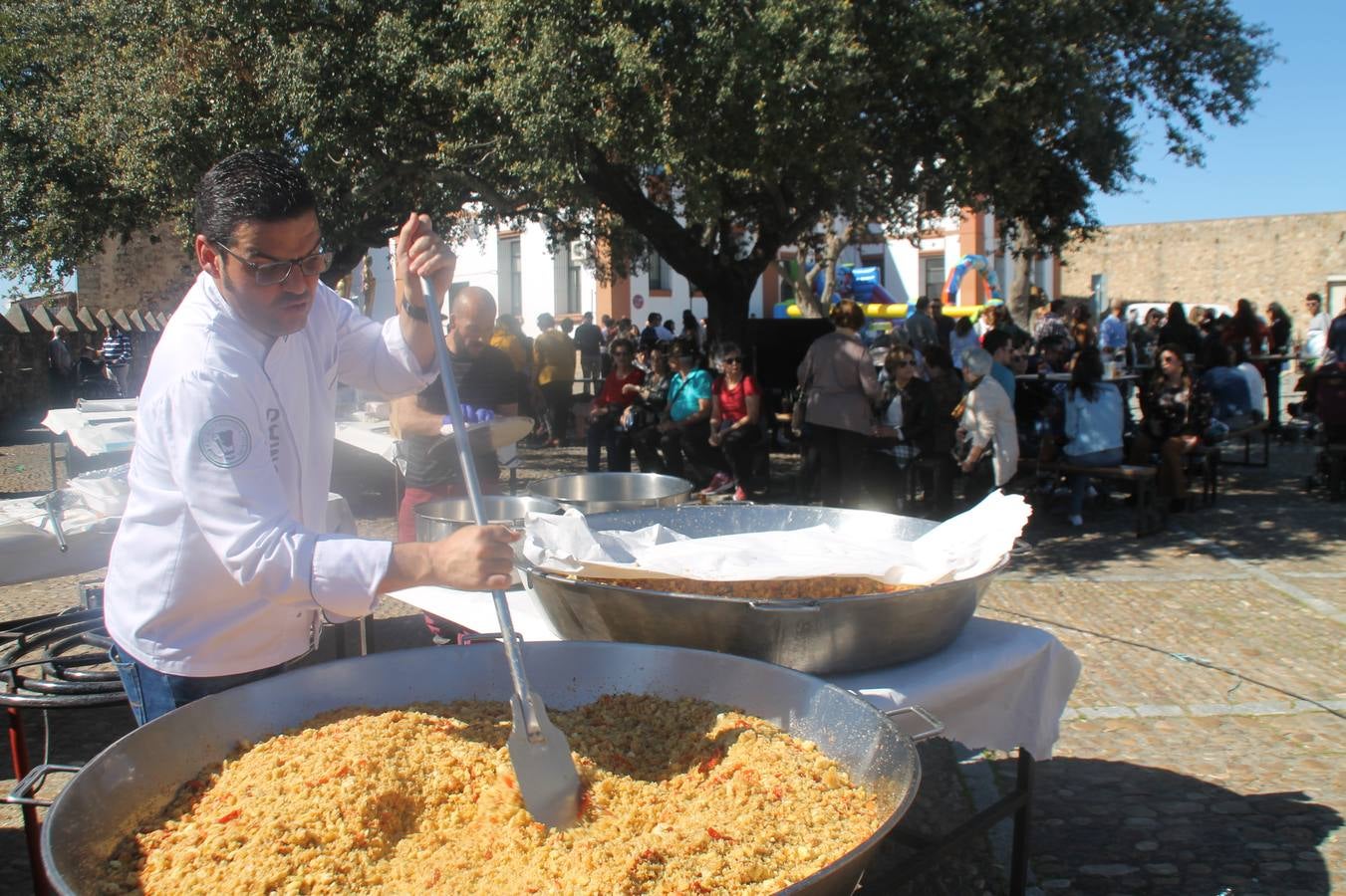 El cocinero jerezano Tomás Carbonero elaborando unas deliciosas migas.