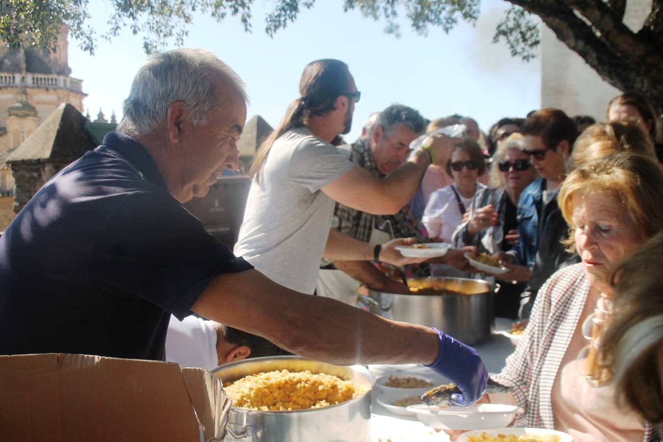 El cocinero jerezano Tomás Carbonero elaborando unas deliciosas migas.