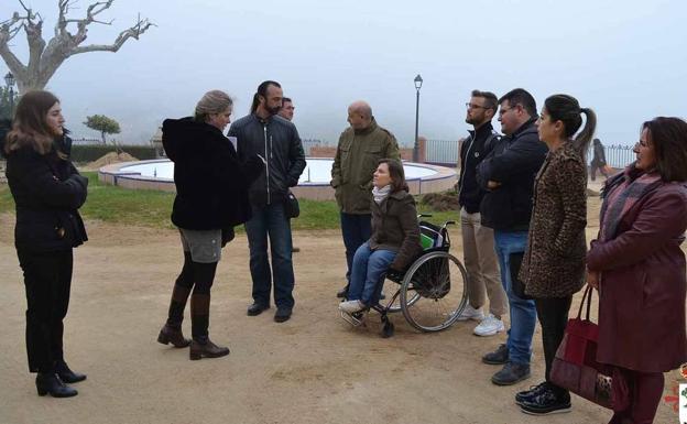 Autoridades, técnicos y responsable de obras, visitando hoy el parque de Santa Lucía.