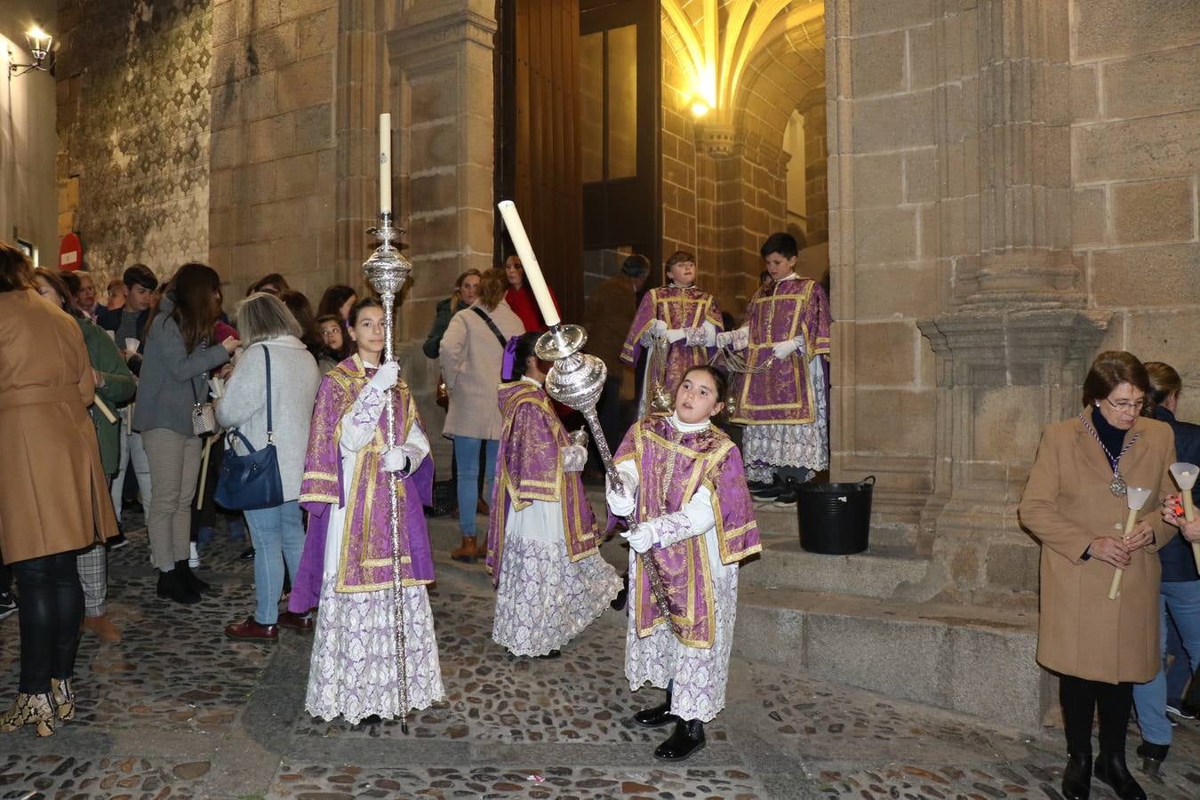 Numerosos fieles acompañaron el traslado desde la iglesia de San Miguel hasta la ermita de Los Mártires.