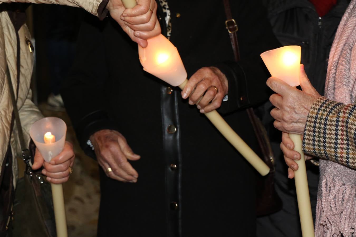 Numerosos fieles acompañaron el traslado desde la iglesia de San Miguel hasta la ermita de Los Mártires.