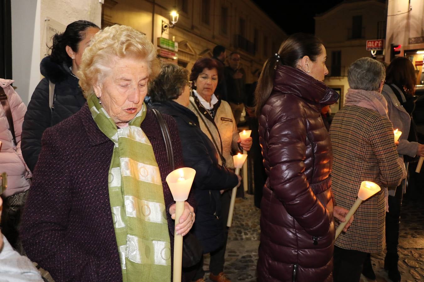 Numerosos fieles acompañaron el traslado desde la iglesia de San Miguel hasta la ermita de Los Mártires.