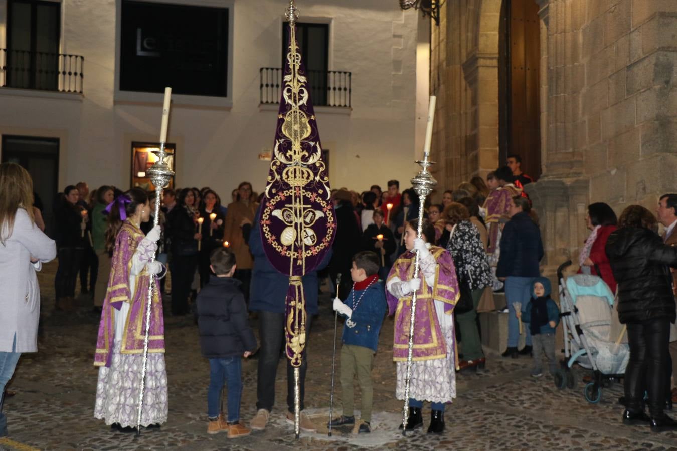Numerosos fieles acompañaron el traslado desde la iglesia de San Miguel hasta la ermita de Los Mártires.