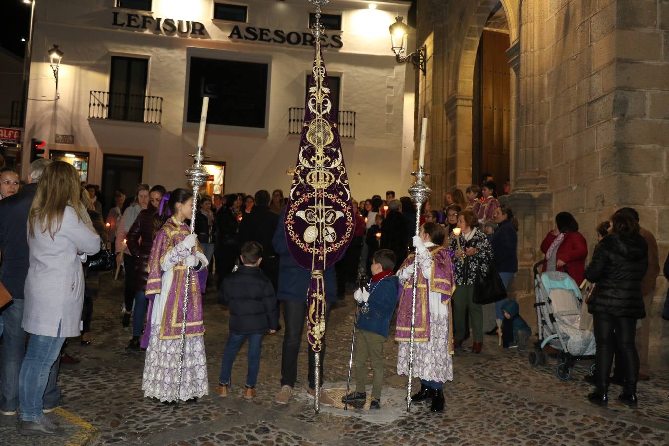 Numerosos fieles acompañaron el traslado desde la iglesia de San Miguel hasta la ermita de Los Mártires.