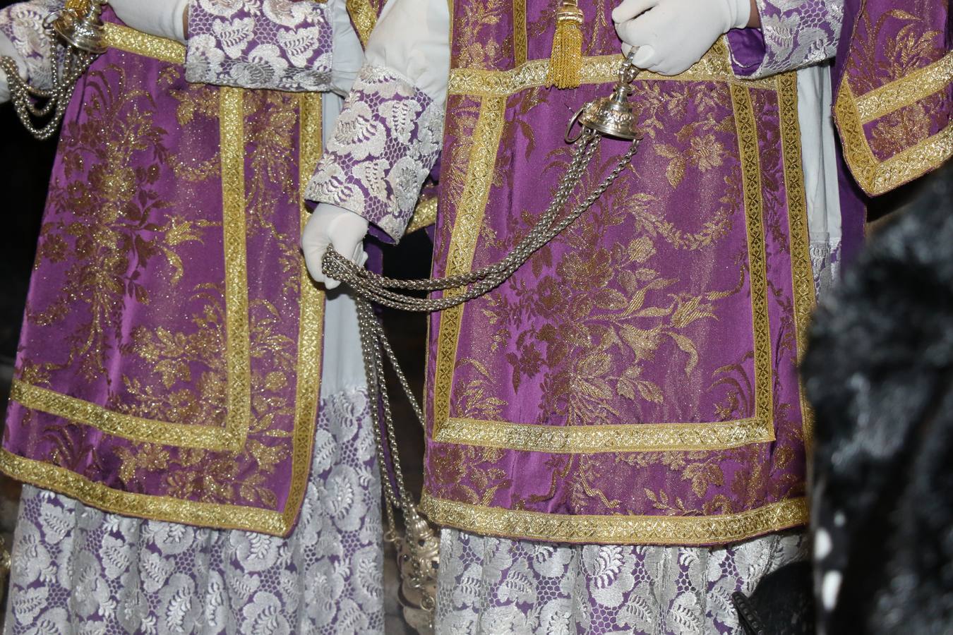 Numerosos fieles acompañaron el traslado desde la iglesia de San Miguel hasta la ermita de Los Mártires.