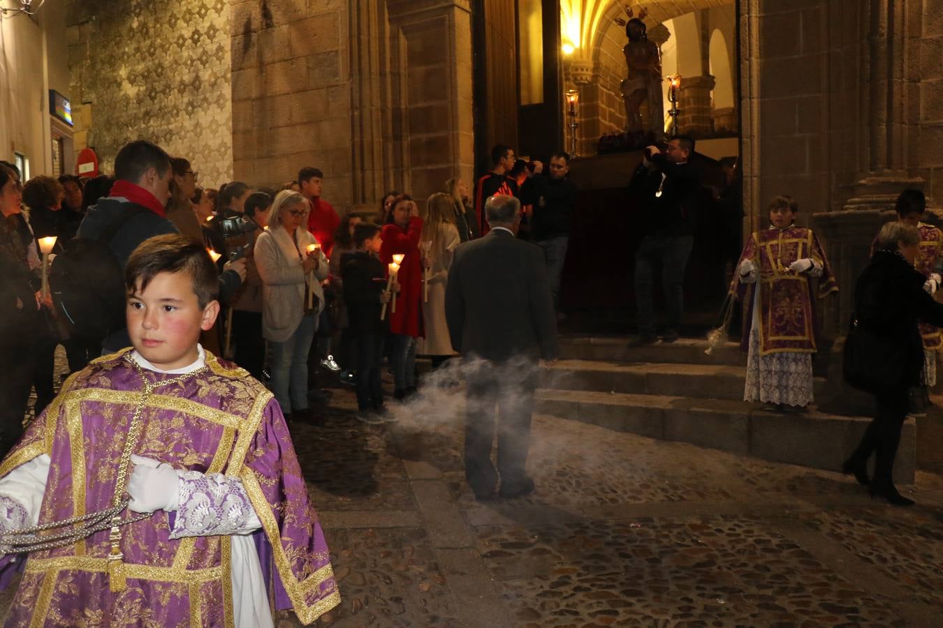 Numerosos fieles acompañaron el traslado desde la iglesia de San Miguel hasta la ermita de Los Mártires.