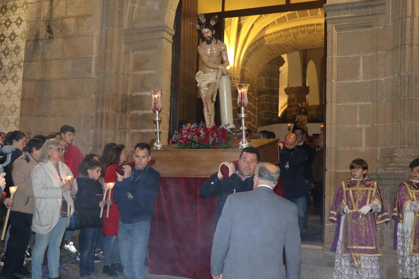 Numerosos fieles acompañaron el traslado desde la iglesia de San Miguel hasta la ermita de Los Mártires.