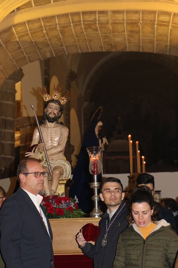 Numerosos fieles acompañaron el traslado desde la iglesia de San Miguel hasta la ermita de Los Mártires.