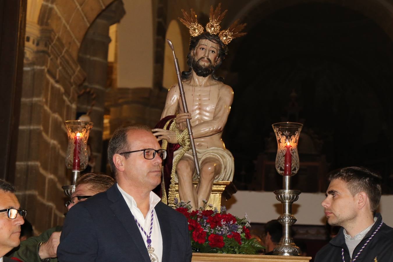 Numerosos fieles acompañaron el traslado desde la iglesia de San Miguel hasta la ermita de Los Mártires.