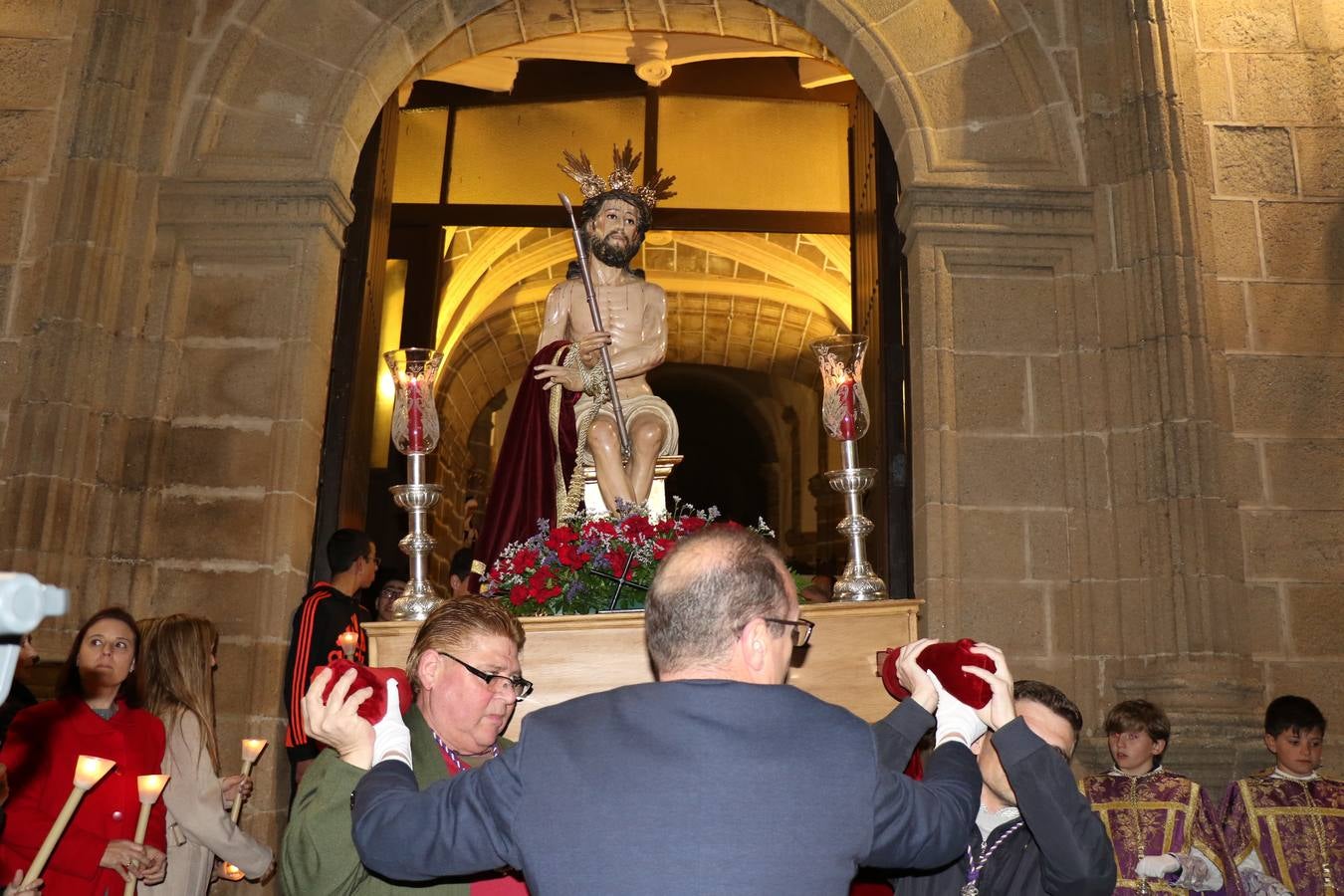 Numerosos fieles acompañaron el traslado desde la iglesia de San Miguel hasta la ermita de Los Mártires.