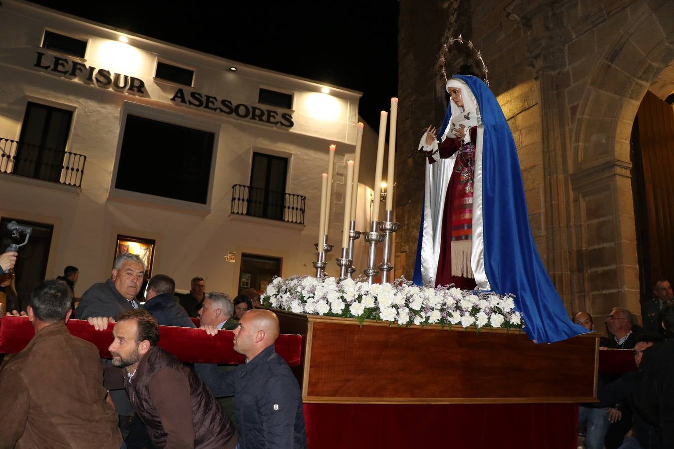Numerosos fieles acompañaron el traslado desde la iglesia de San Miguel hasta la ermita de Los Mártires.