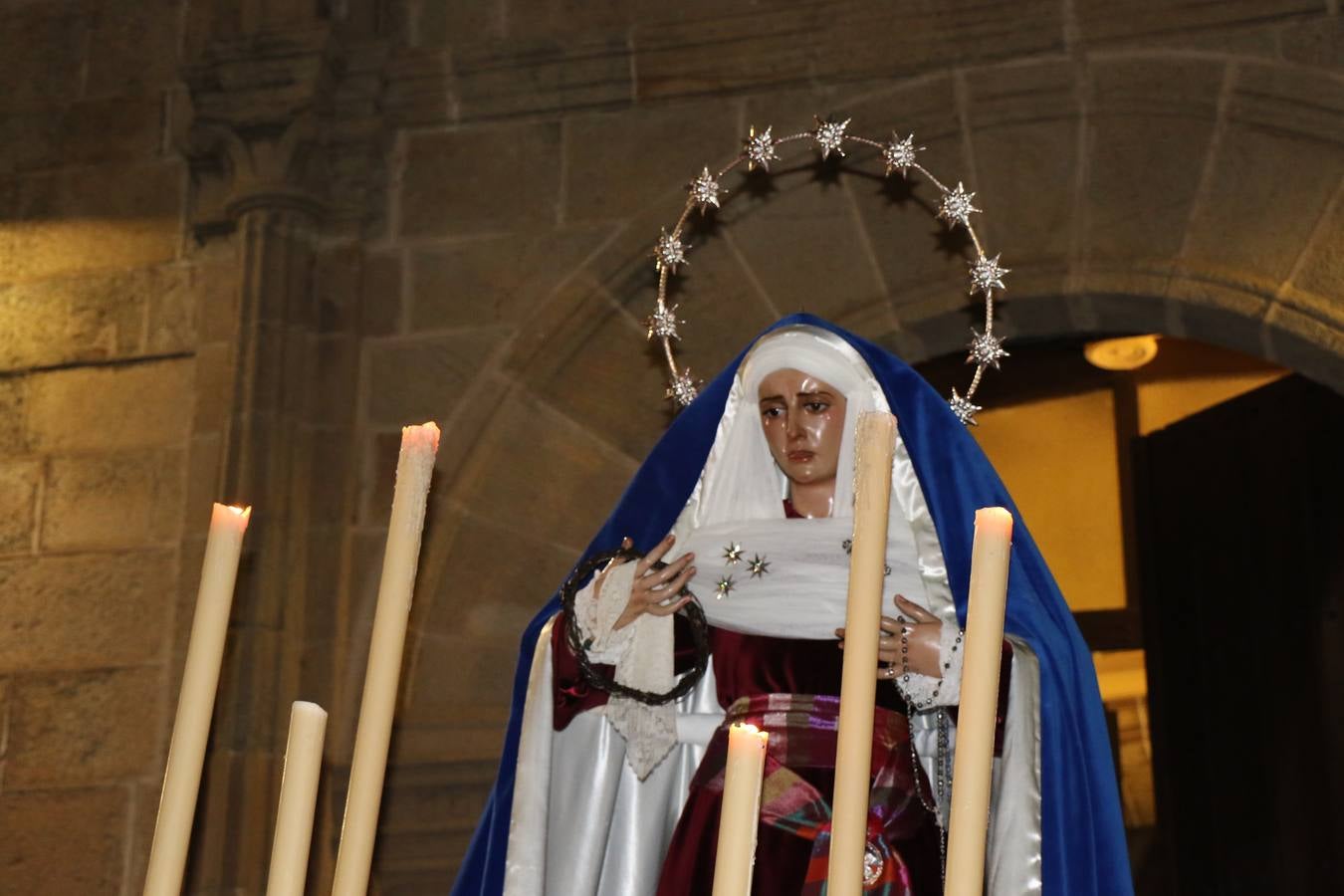 Numerosos fieles acompañaron el traslado desde la iglesia de San Miguel hasta la ermita de Los Mártires.