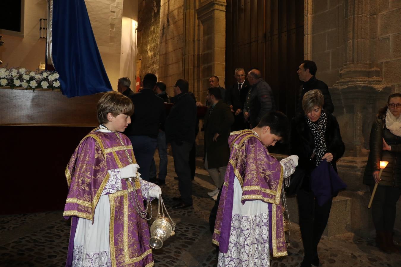 Numerosos fieles acompañaron el traslado desde la iglesia de San Miguel hasta la ermita de Los Mártires.