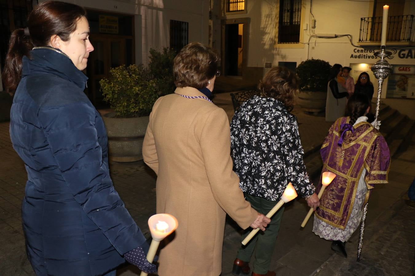 Numerosos fieles acompañaron el traslado desde la iglesia de San Miguel hasta la ermita de Los Mártires.