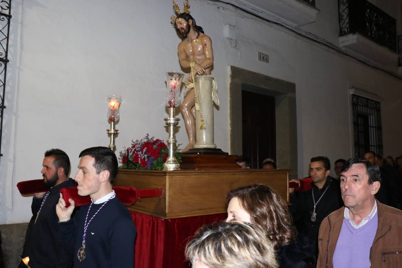 Numerosos fieles acompañaron el traslado desde la iglesia de San Miguel hasta la ermita de Los Mártires.