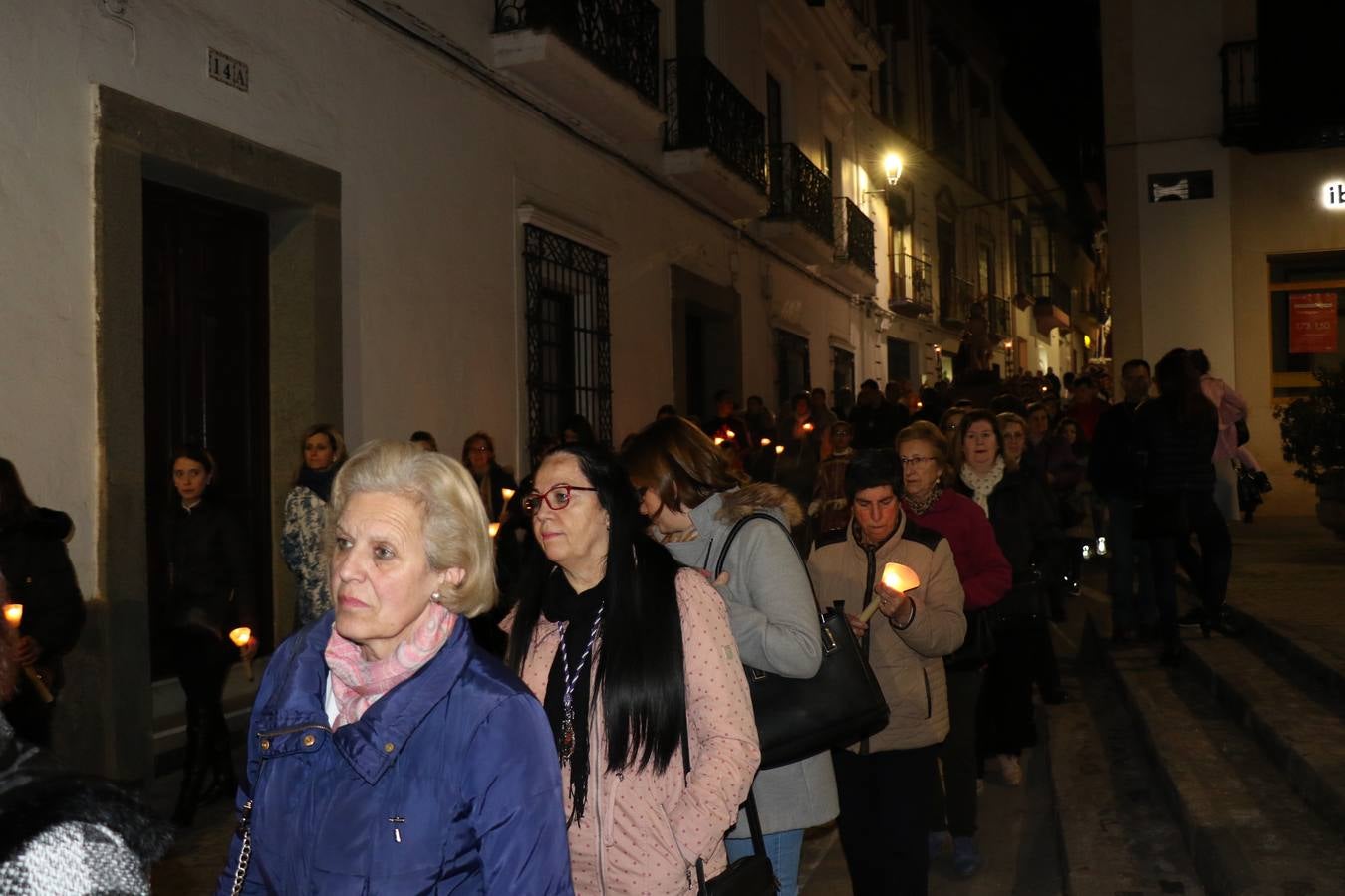 Numerosos fieles acompañaron el traslado desde la iglesia de San Miguel hasta la ermita de Los Mártires.