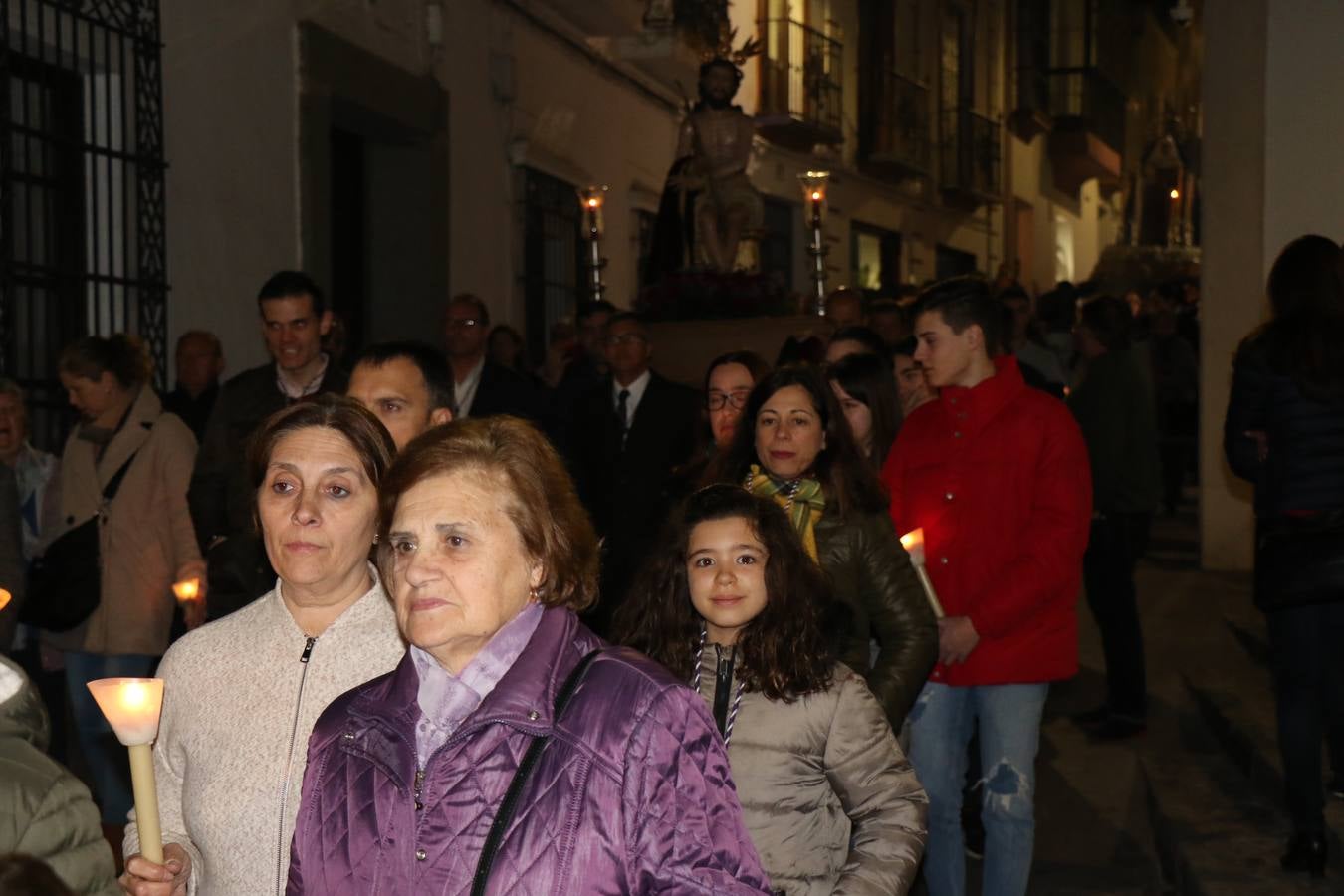 Numerosos fieles acompañaron el traslado desde la iglesia de San Miguel hasta la ermita de Los Mártires.