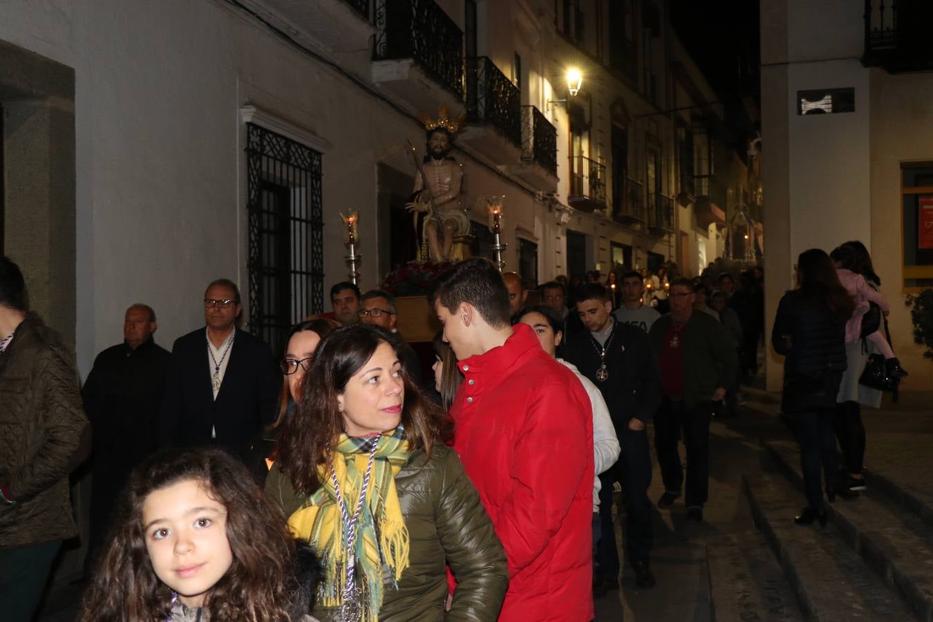 Numerosos fieles acompañaron el traslado desde la iglesia de San Miguel hasta la ermita de Los Mártires.
