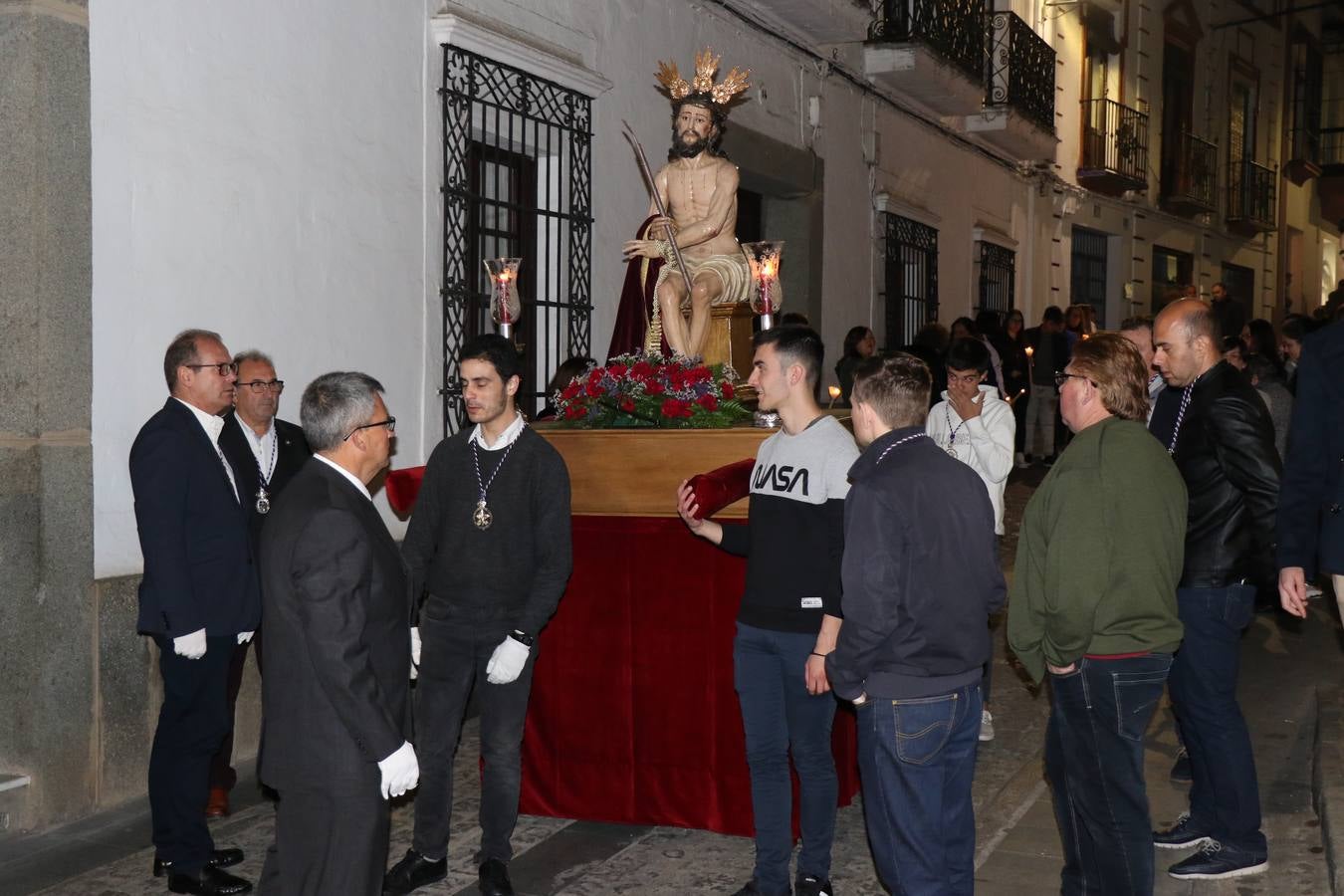 Numerosos fieles acompañaron el traslado desde la iglesia de San Miguel hasta la ermita de Los Mártires.