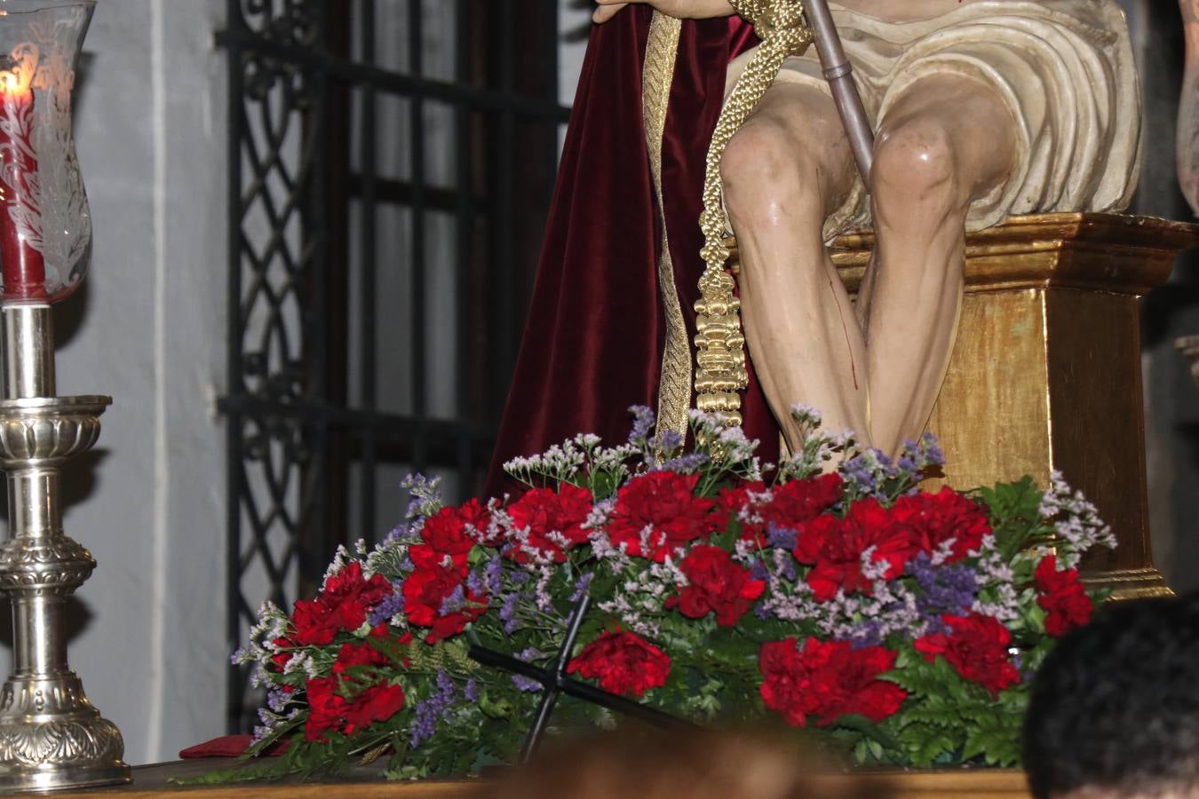 Numerosos fieles acompañaron el traslado desde la iglesia de San Miguel hasta la ermita de Los Mártires.