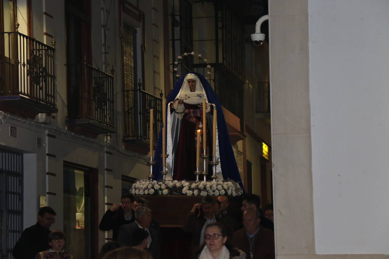 Numerosos fieles acompañaron el traslado desde la iglesia de San Miguel hasta la ermita de Los Mártires.
