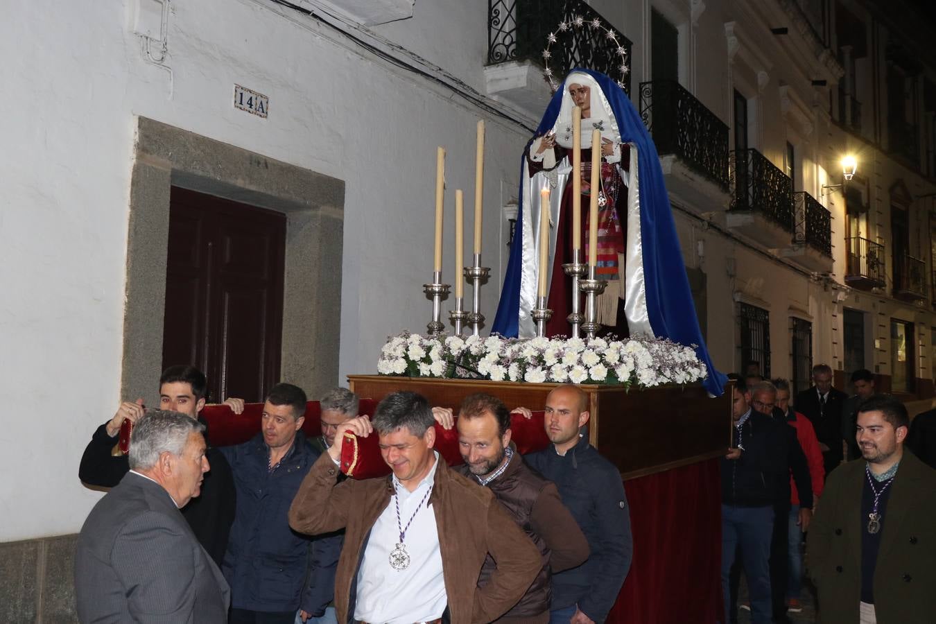 Numerosos fieles acompañaron el traslado desde la iglesia de San Miguel hasta la ermita de Los Mártires.