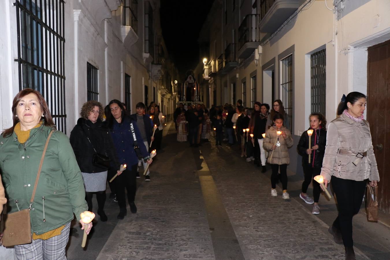 Numerosos fieles acompañaron el traslado desde la iglesia de San Miguel hasta la ermita de Los Mártires.