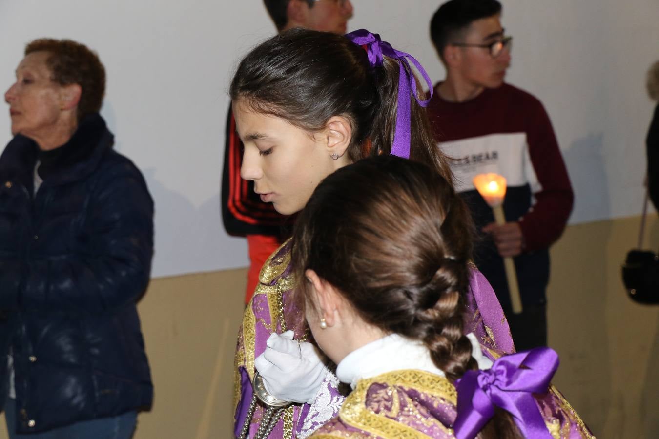 Numerosos fieles acompañaron el traslado desde la iglesia de San Miguel hasta la ermita de Los Mártires.