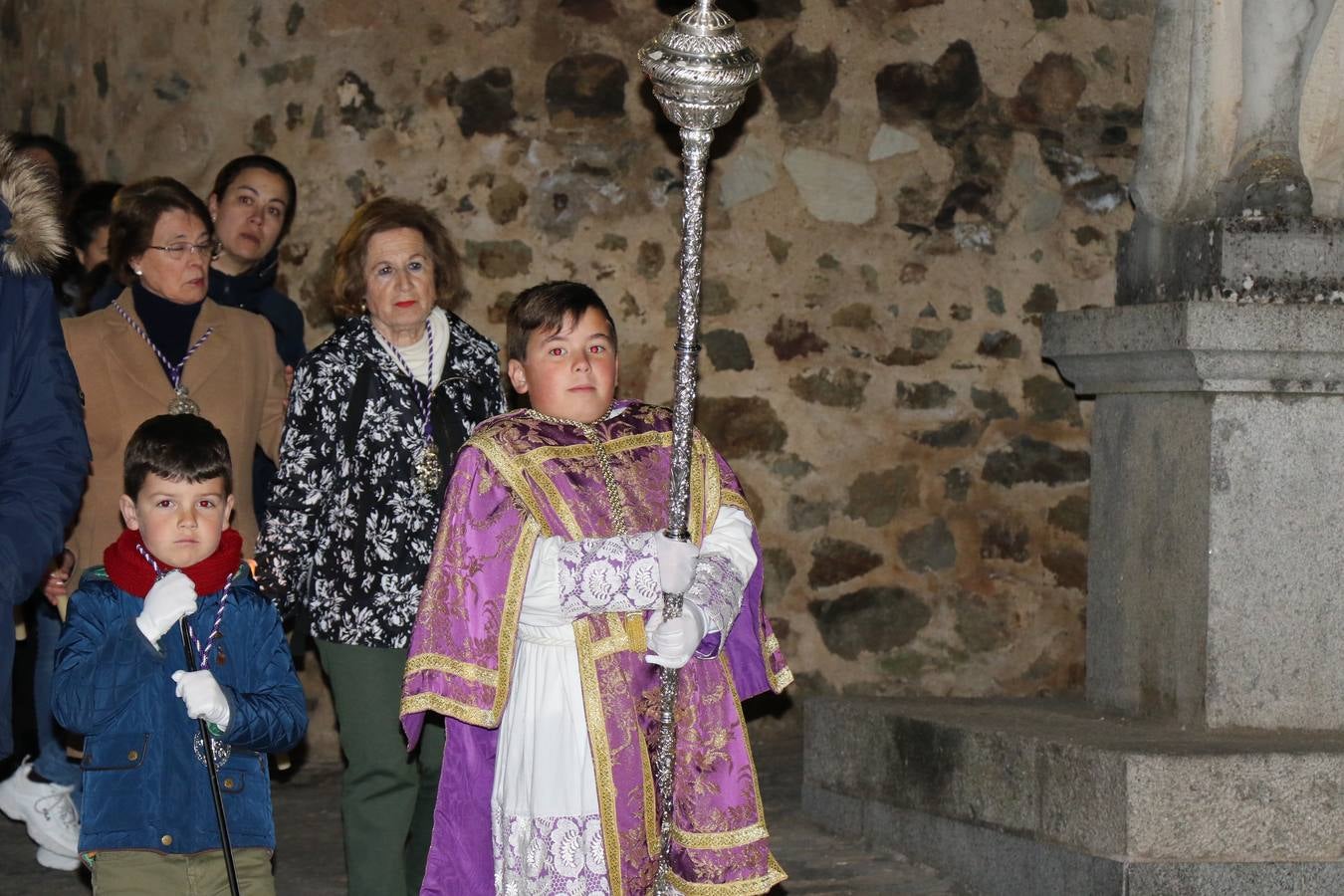 Numerosos fieles acompañaron el traslado desde la iglesia de San Miguel hasta la ermita de Los Mártires.