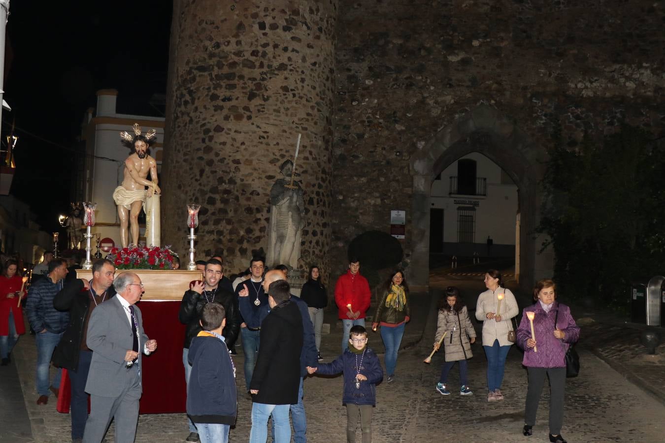 Numerosos fieles acompañaron el traslado desde la iglesia de San Miguel hasta la ermita de Los Mártires.