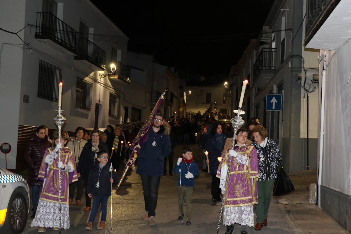 Numerosos fieles acompañaron el traslado desde la iglesia de San Miguel hasta la ermita de Los Mártires.