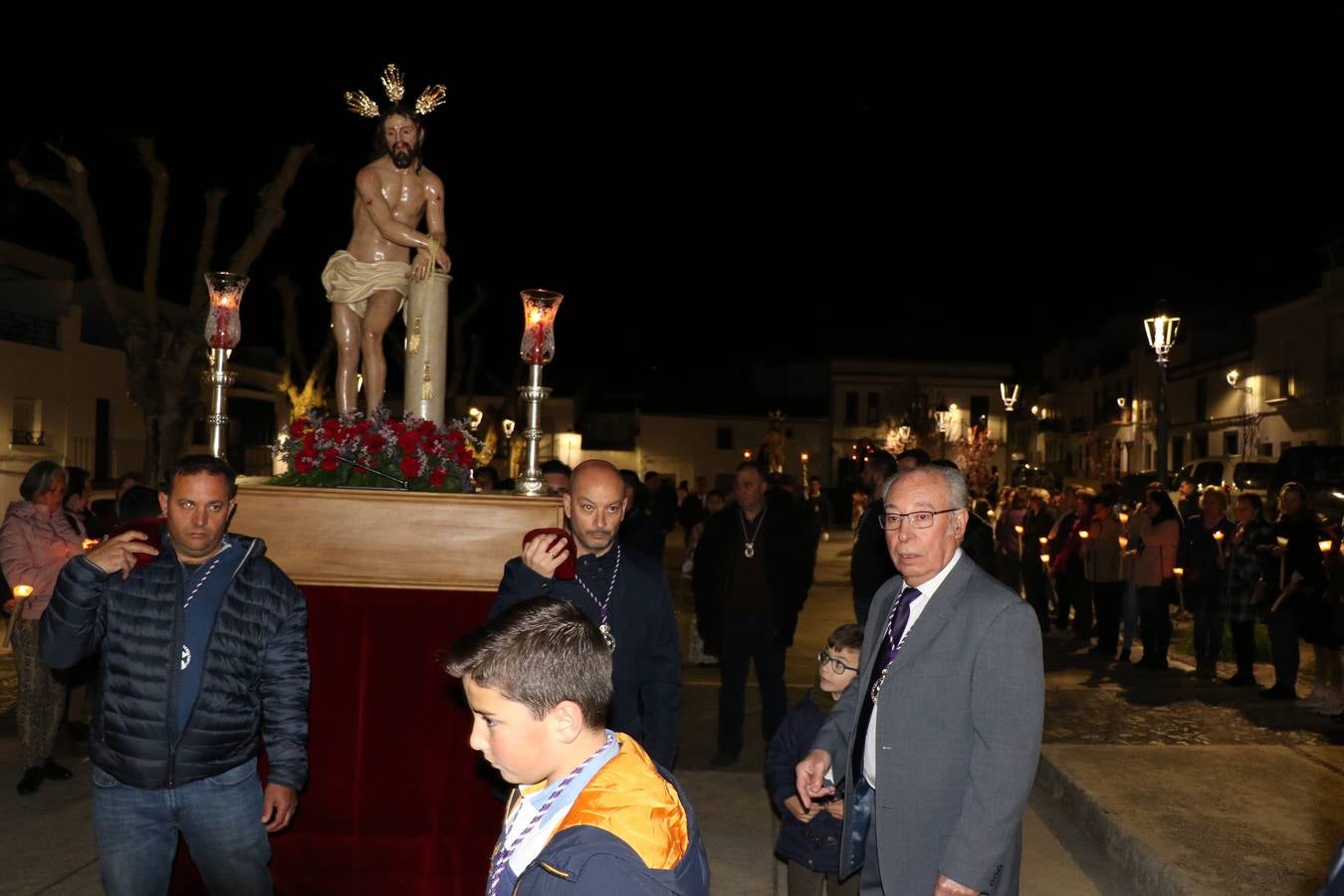 Numerosos fieles acompañaron el traslado desde la iglesia de San Miguel hasta la ermita de Los Mártires.